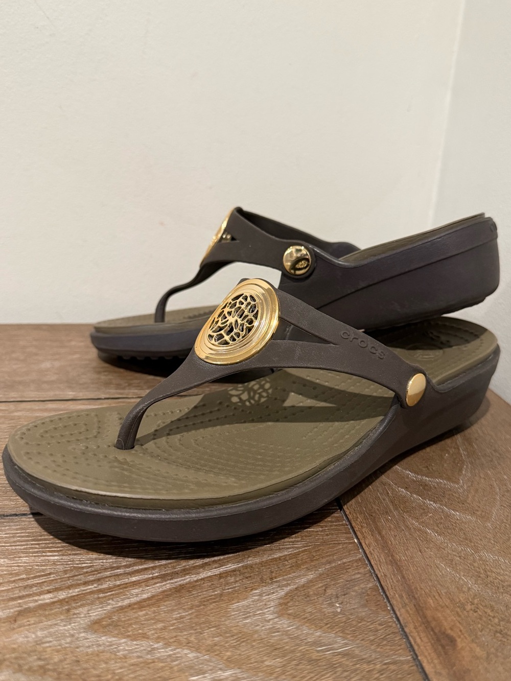 Crocs Womens Sanrah Sandals Size 9 Gold Medallion Brown Wedge Thong Slides